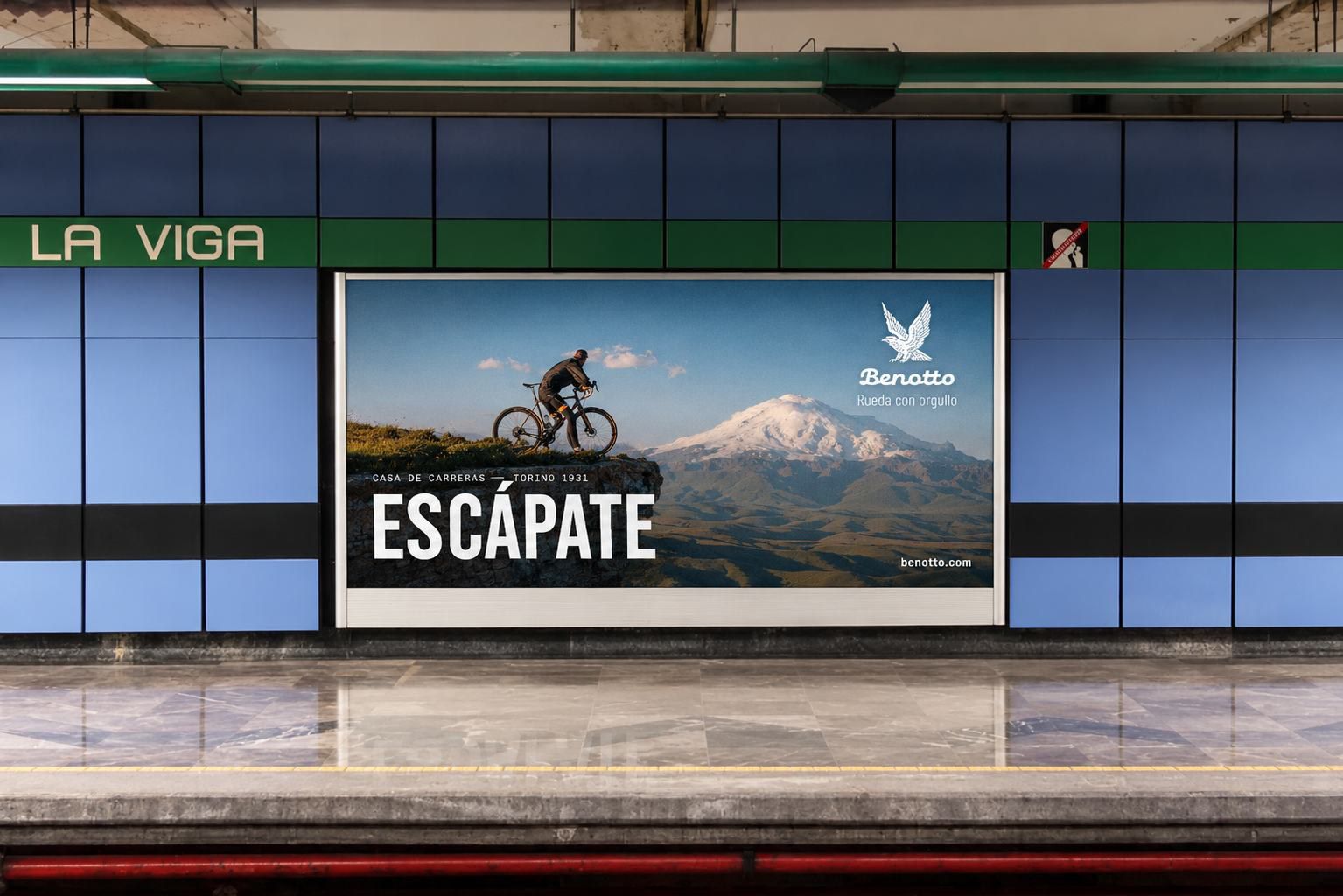 Escápate billboard on a metro platform at La Viga station